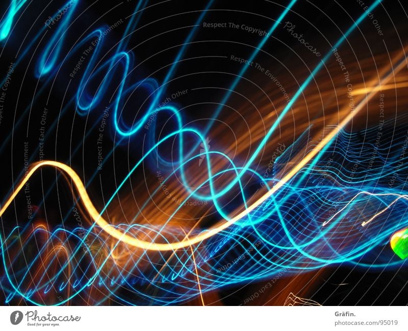 Doppelhelix Licht dunkel Nacht schwarz mehrfarbig rot orange-rot grün frisch Langzeitbelichtung lang Belichtung Spirale Wellen hell Reflexion & Spiegelung