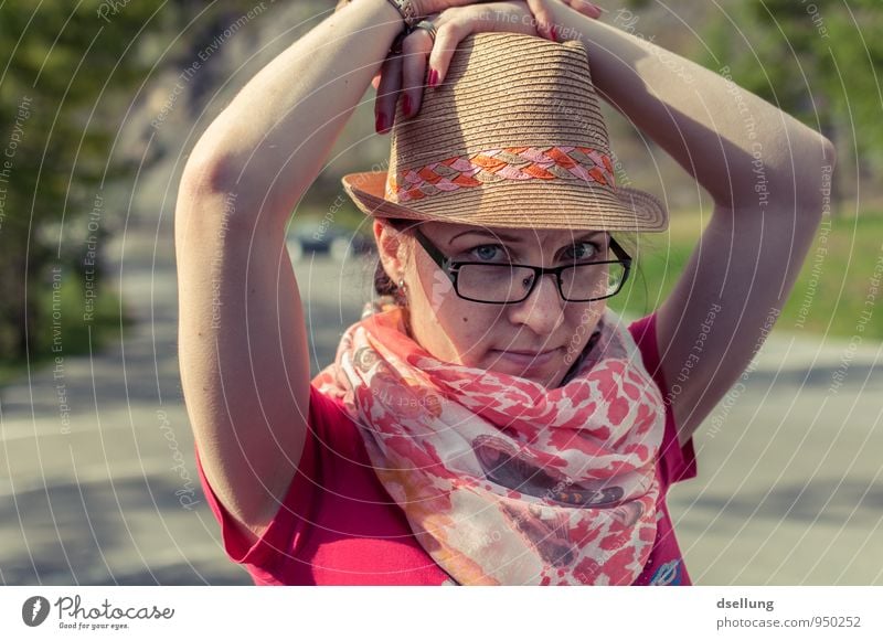 nicht ohne meinen Hut feminin Junge Frau Jugendliche Oberkörper 1 Mensch 18-30 Jahre Erwachsene T-Shirt Schmuck Brille Schal brünett Freundlichkeit trendy schön