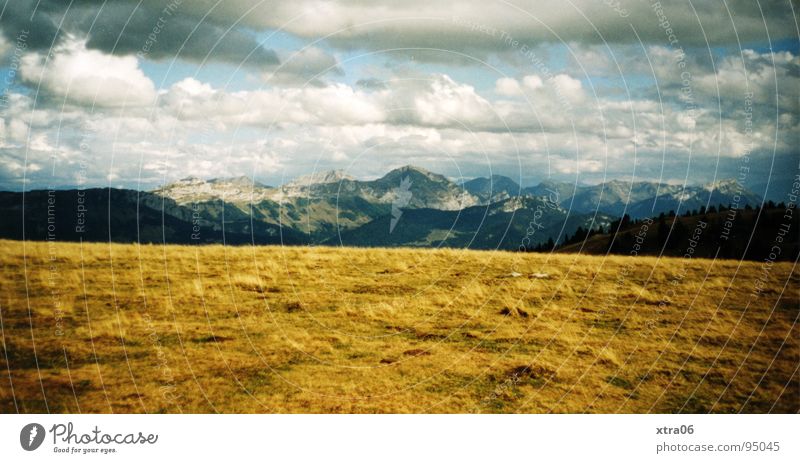 Annecy 3 - Weite Frankreich Wolken Aussicht gelb Horizont Abend Himmel blau Berge u. Gebirge