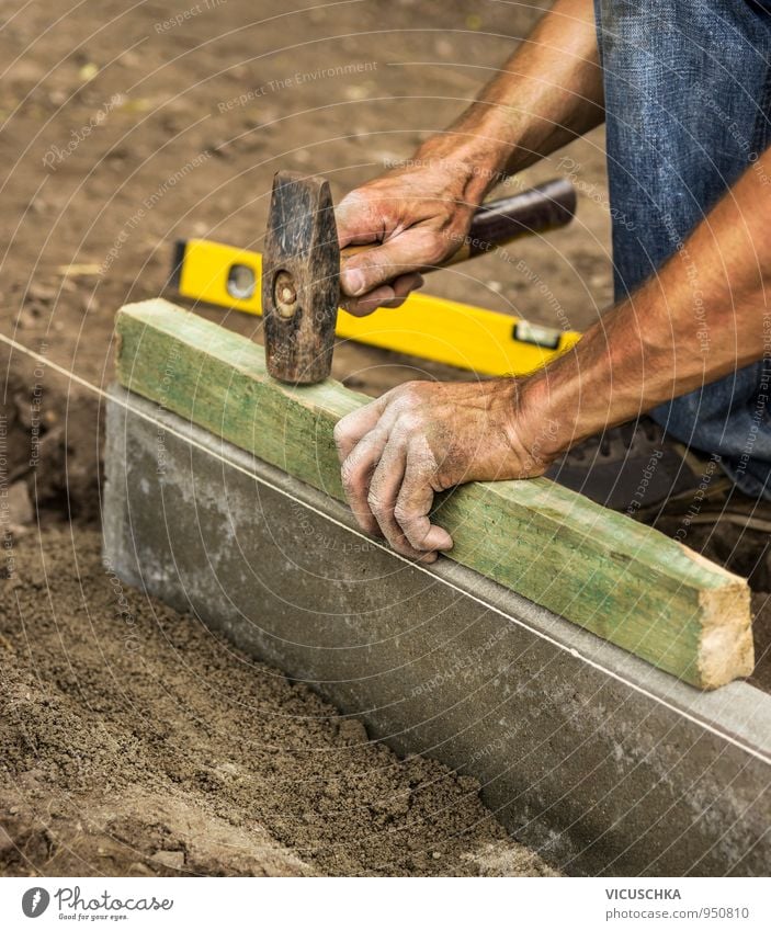 Hammer in männliche Hände auf der Baustelle Beruf Werkzeug Messinstrument Mensch Mann Erwachsene Hand 1 bauen klopfen Baustein Farbfoto Außenaufnahme