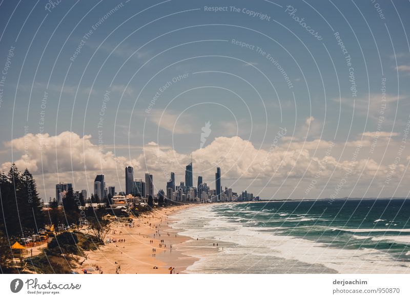 Paradise, Die Groß Stadt direkt am Meer. Langer weißer Sandstrand und Wellen. Surfers Paradise ist der begehrteste Stadtteil und zudem das Zentrum der Gold Coast im Bundesstaat Queensland. / Australia