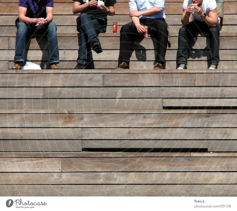 Maaahlzeit! Mittagspause Tribüne Mann Pause Holz Mitarbeiter Freundschaft Mensch Freizeit & Hobby Treppe Jeanshose Ernährung Alte Rindertschlachthalle mehrere