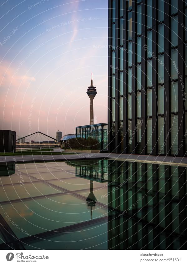 Düsseldorf - Rheinturm Stadt Hauptstadt Stadtzentrum Skyline Hochhaus Bankgebäude Brücke Bauwerk Gebäude Architektur Sehenswürdigkeit Wahrzeichen Hyatt Glas