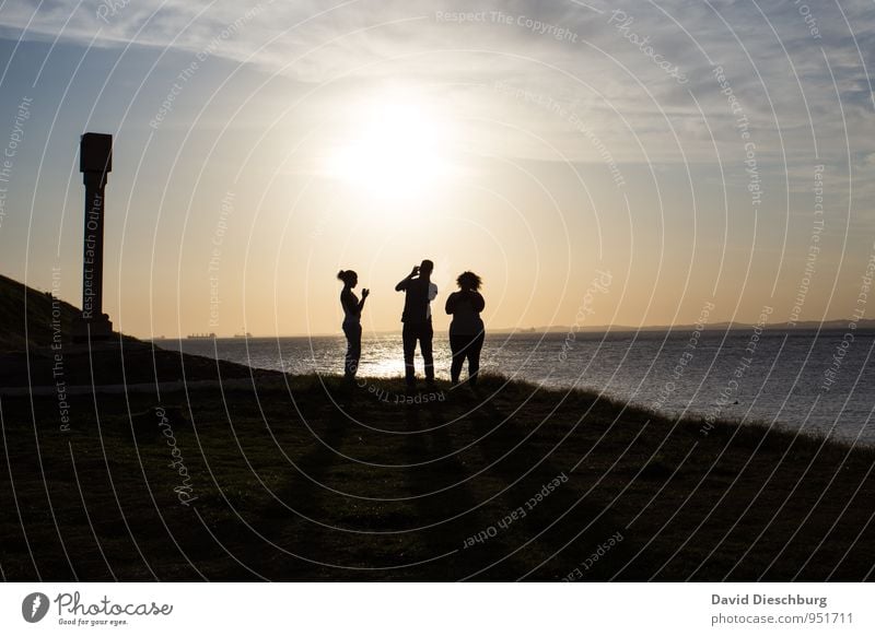 Trio auf Netzsuche Mensch Leben Körper 3 Landschaft Himmel Wolken Sommer Schönes Wetter Küste Meer blau gelb schwarz weiß Fortschritt Gesellschaft (Soziologie)