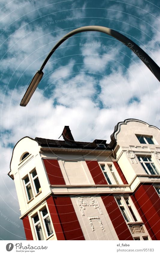 big one Haus Villa Laterne Wolken Ferien & Urlaub & Reisen Dach Fenster Froschperspektive Himmel verrückt Anschnitt Hamburg Häusliches Leben alt schön schön