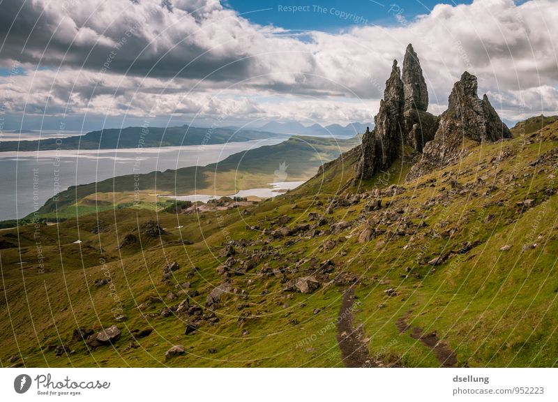 Alter Mann Umwelt Natur Landschaft Urelemente Erde Himmel Wolken Frühling Sommer Schönes Wetter Wiese Hügel Felsen Berge u. Gebirge eckig fest Ferne gigantisch