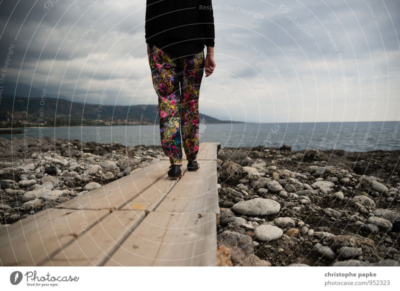 Auf dem Meer-Weg feminin 1 Mensch Wolken schlechtes Wetter Küste Strand Bucht Wege & Pfade Hose Erholung gehen Ferien & Urlaub & Reisen Ziel ungemütlich Steg