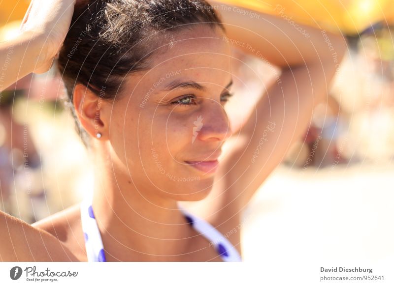 Träumen Ferien & Urlaub & Reisen Sommerurlaub Sonnenbad feminin Kopf Haare & Frisuren Gesicht Auge Ohr Nase Mund Lippen 1 Mensch brünett Locken dünn blau braun