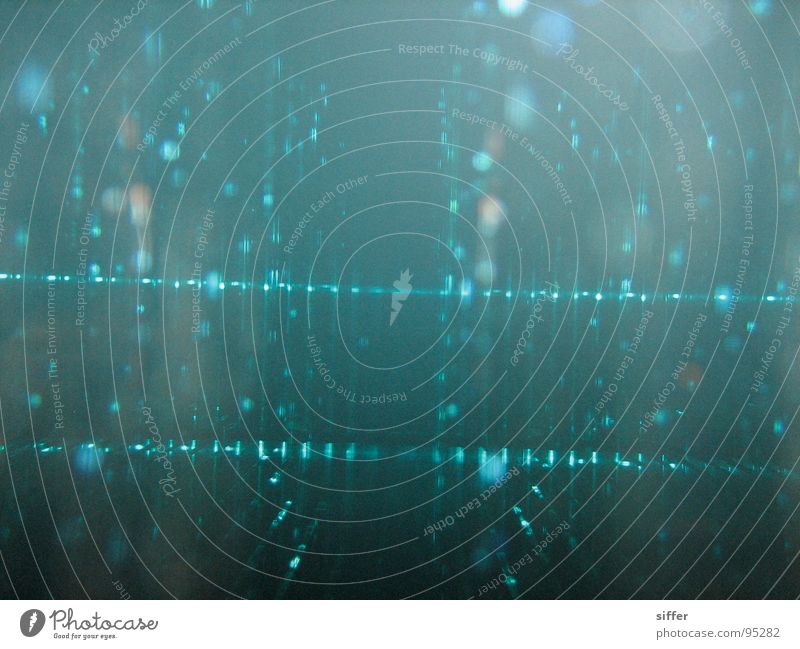 Glasregen türkis weiß schwarz grün gelb Matrix Glasscheibe Tiefblick Kratzer Reflexion & Spiegelung Unendlichkeit durchsichtig Futurismus Wasser blau Regen