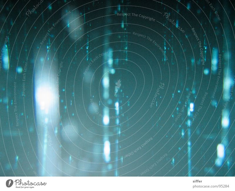 Glasregen II türkis weiß schwarz grün gelb Matrix Glasscheibe Tiefblick Kratzer Reflexion & Spiegelung Unendlichkeit durchsichtig Futurismus Gewitter blau Regen