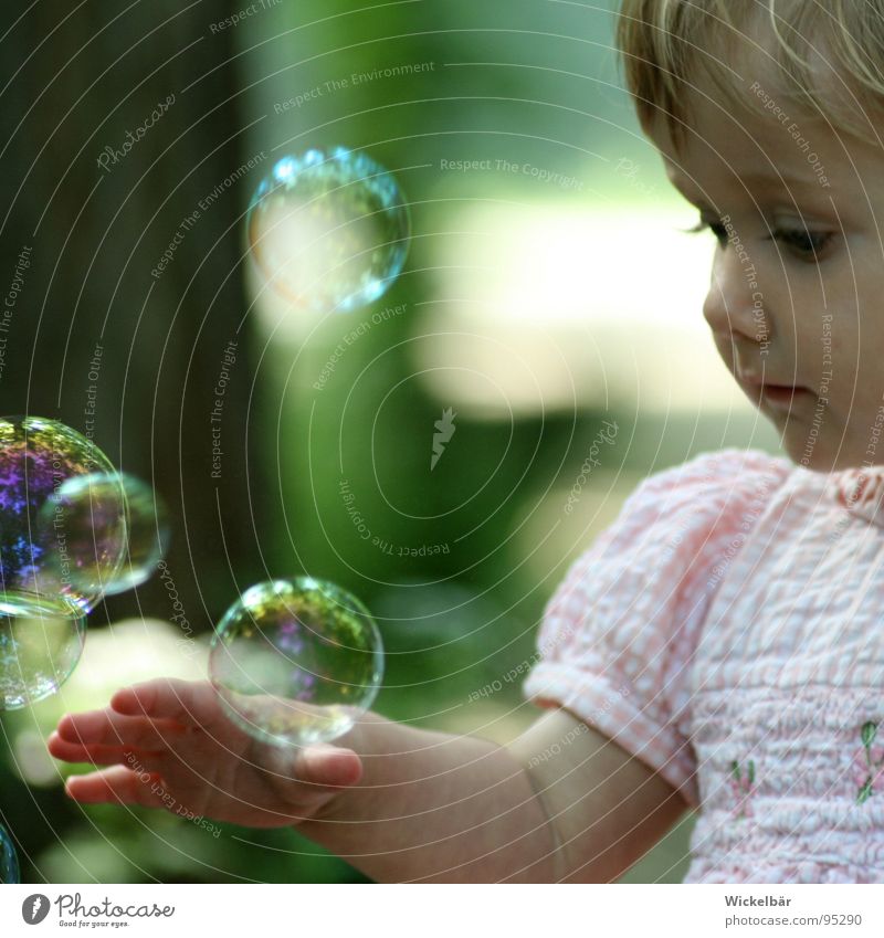 zarte Berührung Freude Glück Haut harmonisch Zufriedenheit Sinnesorgane Erholung ruhig Meditation Spielen Freiheit Sommer Kindererziehung Kindergarten lernen