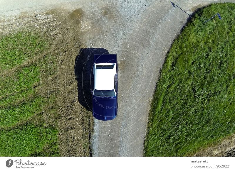 Oldtimer aus der Luft Ausflug Ausfahrt Muscle-Car US-Car Wiese Feld Verkehr Verkehrsmittel Autofahren Straße Wegkreuzung Fahrzeug fliegen