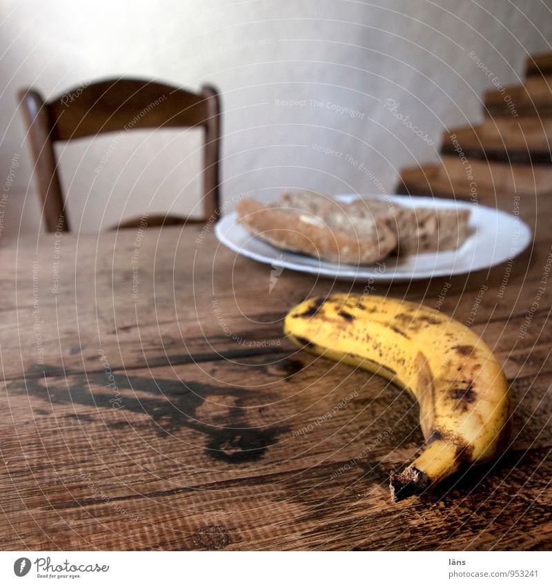 die Banane ist krumm Brot Teller Stil Ferien & Urlaub & Reisen Häusliches Leben Stuhl Tisch Raum Haus Mauer Wand Treppe Holz einfach ruhig Appetit & Hunger