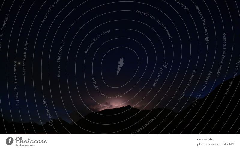 gewitterwolkenspektakel Wolken Nordlicht Nacht dunkel mystisch grauenvoll faszinierend Langzeitbelichtung Gewitter blitz. leuchten Berge u. Gebirge Alpen