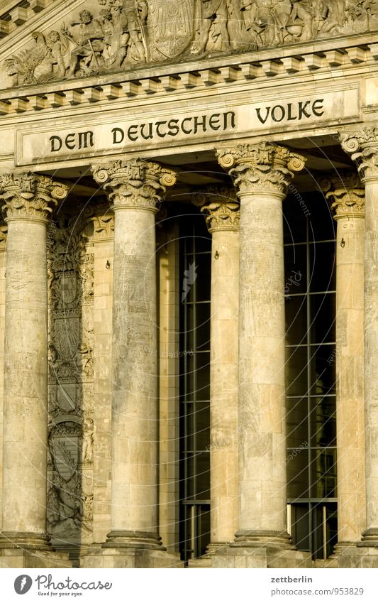 DEM DEUTSCHEN VOLKE Berlin Hauptstadt Regierungssitz Regierungspalast Deutscher Bundestag wallroth Säule Eingang Portal Tor Aufschrift motto Dem deutschen Volke