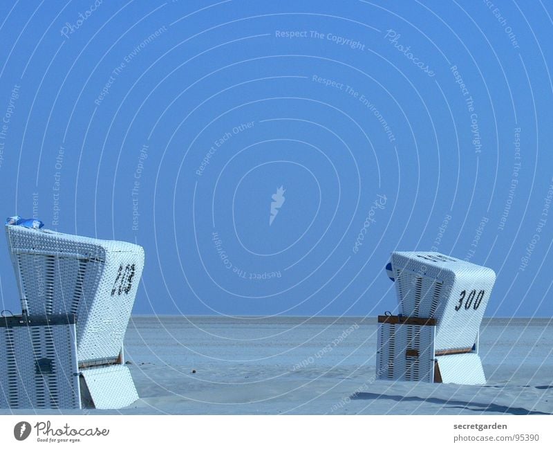 simultangucker azurblau Strandkorb weiß 2 Schatten Horizont Wind Menschenleer ruhig Erholung Nordseestrand Einsamkeit Sandverwehung Ferne Außenaufnahme