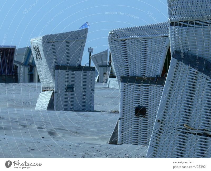 strandverstecke azurblau Strandkorb weiß Nahaufnahme Schatten Wind Menschenleer ruhig Erholung Nordseestrand Einsamkeit Sandverwehung Außenaufnahme