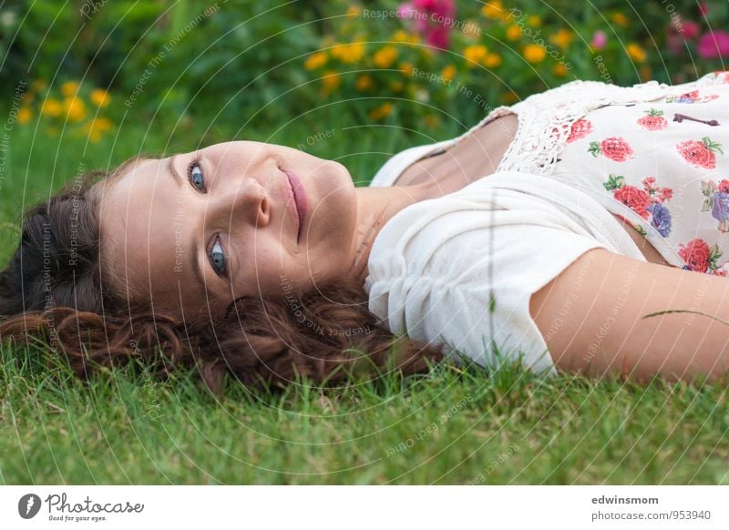 Wunderschön. Sommer feminin Frau Erwachsene Gesicht 1 Mensch 18-30 Jahre Jugendliche Gras Kleid brünett langhaarig Lächeln Blick Fröhlichkeit Glück natürlich