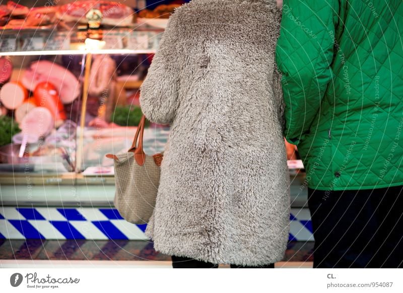 theke mit den toten Lebensmittel Fleisch Wurstwaren Ernährung Essen kaufen Gesunde Ernährung Übergewicht Mensch maskulin feminin Erwachsene 2 Pelzmantel