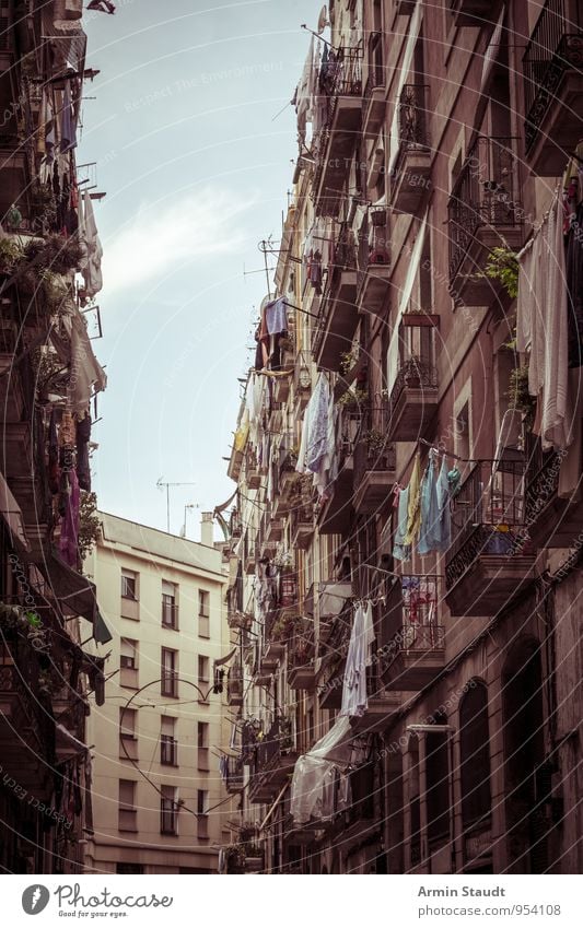 Häuserschlucht - Barcelona Ferien & Urlaub & Reisen Häusliches Leben Himmel Schönes Wetter Altstadt Haus Gebäude Balkon Sehenswürdigkeit Wäscheleine trocknen