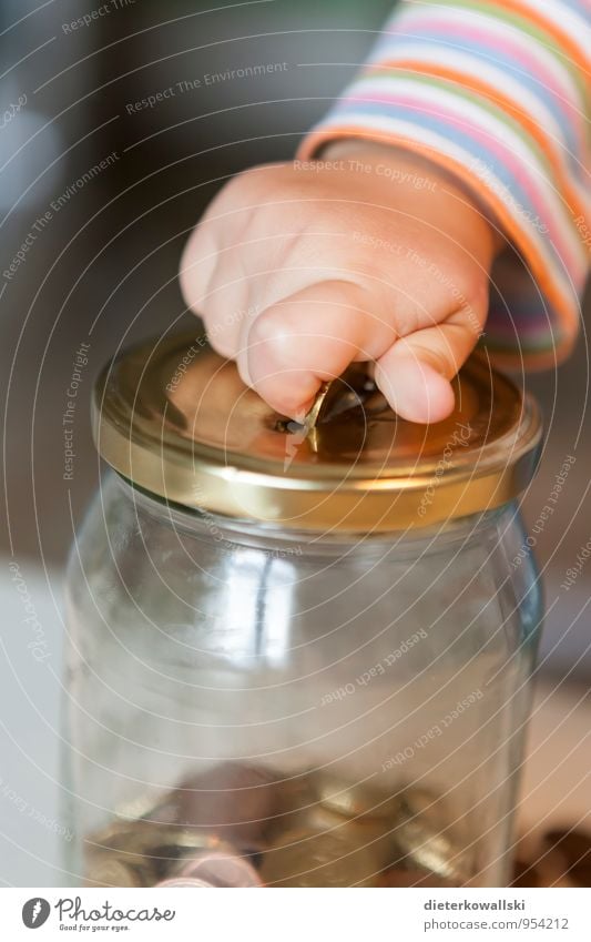 Notgroschen Geld sparen Kind Hand 1-3 Jahre Kleinkind Spielen Kindheit Kinderhand Euro Geldmünzen Geldgeschenk Spardose Sparstrumpf Glas Innenaufnahme