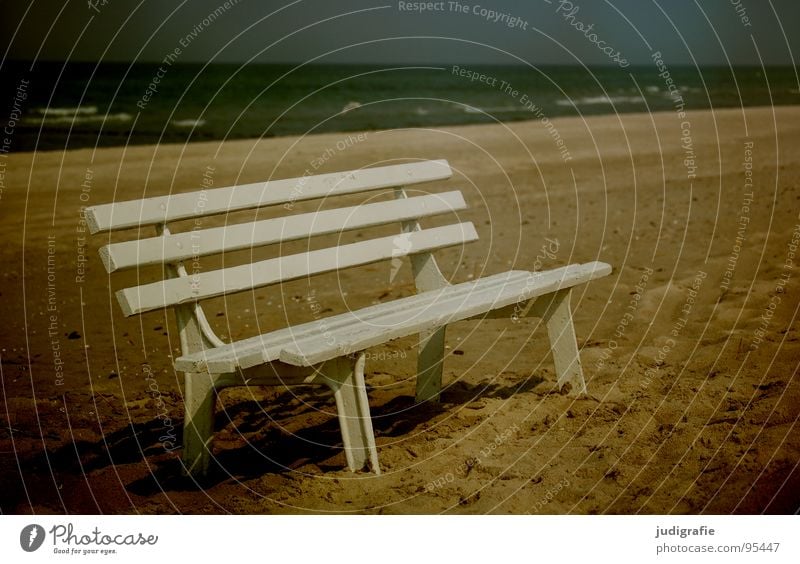 Strandstreifen Meer Ferien & Urlaub & Reisen Sitzgelegenheit Streifen Holz weiß Wellen Rauschen Einsamkeit Gischt Farbe Küste Sand Ostsee sitzen Bank