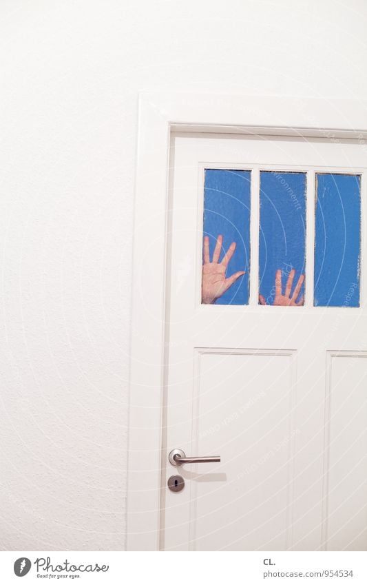 keep door closed Häusliches Leben Wohnung Raum Mensch Hand Finger 1 Mauer Wand Fenster Tür Türknauf bedrohlich gruselig lustig blau weiß Angst Entsetzen