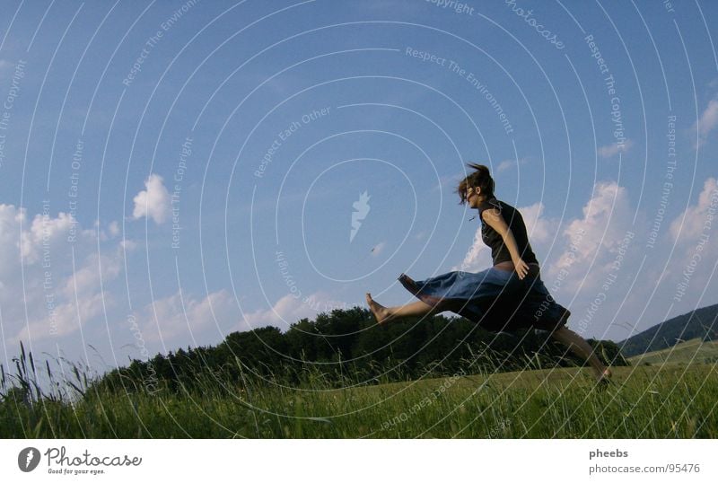 einfach davon fliegen... Luft Wolken Frau springen Gras Wiese Feld Sommer Blume Himmel schreiten Freiheit Berge u. Gebirge Natur Leben