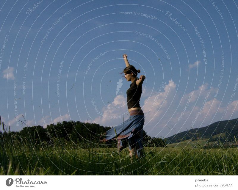 ...oder genießen... Luft Wolken Frau Gras Wiese Feld Sommer Blume Zufriedenheit ruhig Himmel schreiten Freiheit Berge u. Gebirge Natur Leben Wind