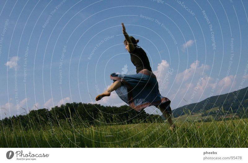 ...oder springend... Luft Wolken Frau Gras Wiese Feld Sommer Blume Himmel schreiten Freiheit Berge u. Gebirge Natur Leben