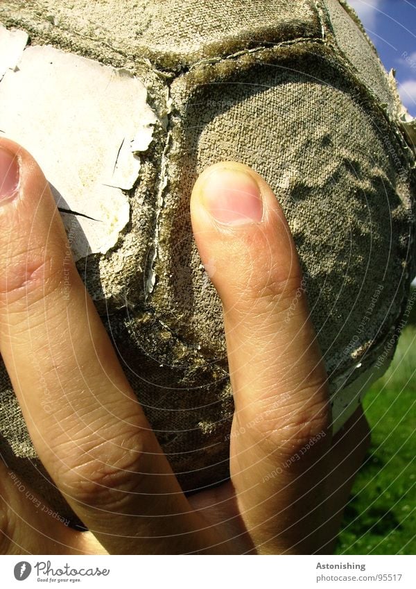 Hand-Ball Spielen Sport Mensch maskulin Finger 1 Leder alt festhalten werfen kaputt weich grau Fingernagel Wabe Haut hochhalten lederball Farbfoto mehrfarbig