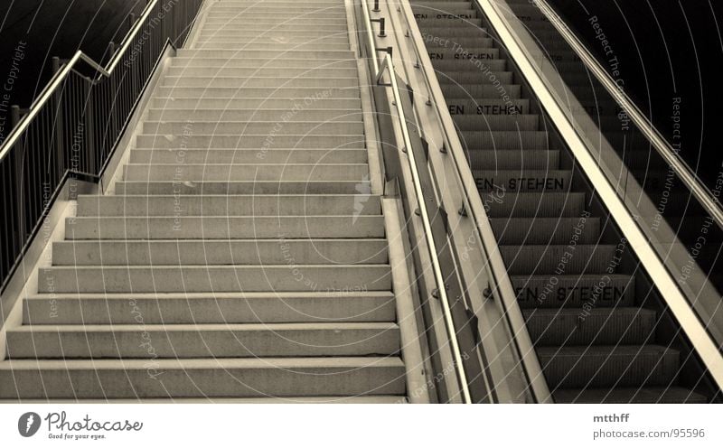 links gehen - rechts stehen Rolltreppe U-Bahn anstrengen Bahnhof Tunnel unterirdisch Treppe aufwärts Geländer zur Sonne