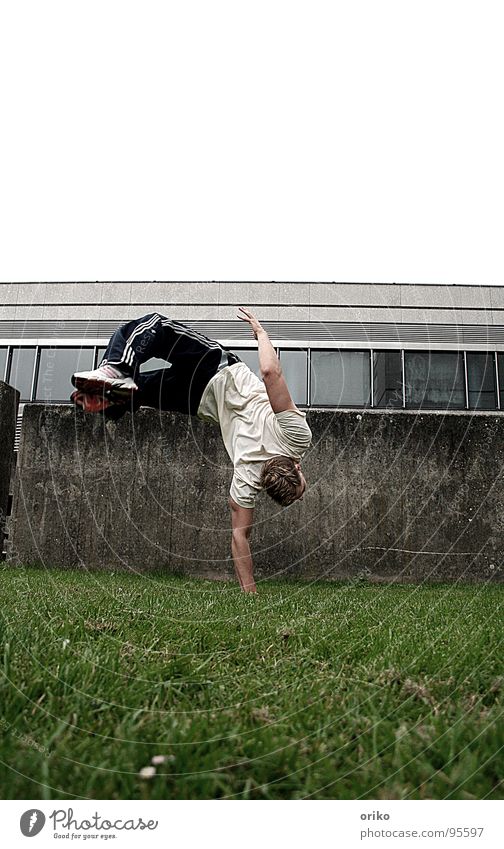 one hand Handstand Le Parkour Täuschung Turnen Spielen Wiese gelenkig Mauer Turnschuh Freizeit & Hobby Arme Sport Biegung