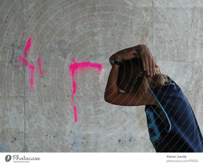 Protection Mauer gestikulieren Angst Panik Schutz Brücke Graffiti Mensch protect Zeichen Gefühle