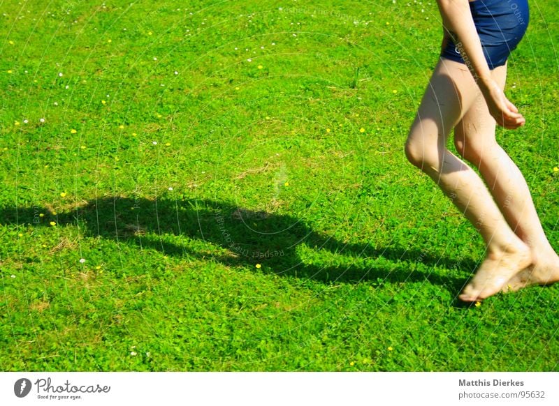 BARFUß-ZOMBIE MIT BADEHOSE Barfuß Wiese Badehose Sommer See Spielen nass Erfrischung Sonne strahlend Freude Kind Junge Haut Schatten Garten erfrischen Farbe