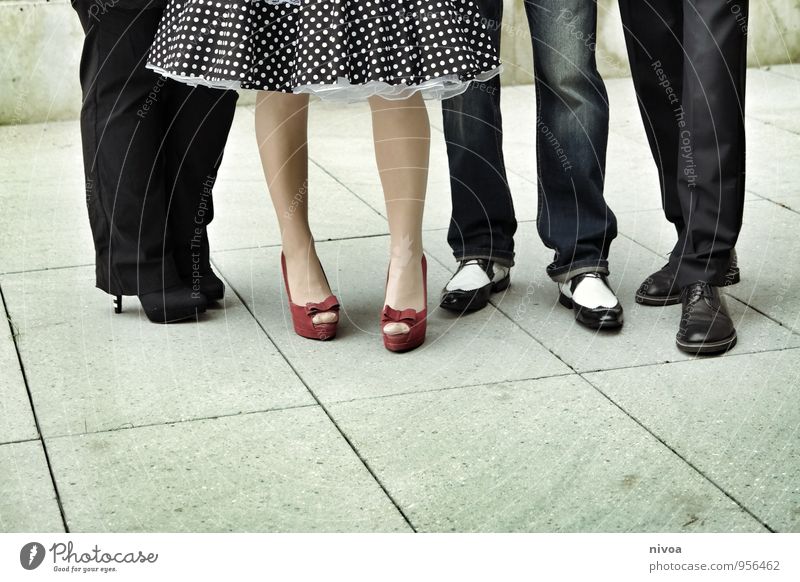 Gruppenbild ausgehen Feste & Feiern Hochzeit Mensch Frau Erwachsene Mann Familie & Verwandtschaft Freundschaft Paar Beine 4 30-45 Jahre Platz Rock Hose Schuhe