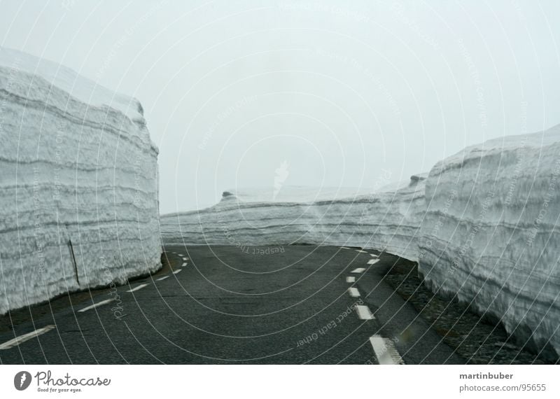 schnee auto bahn II Fahrbahn Schlucht unterwegs Aussicht fahren dunkel eng schmal Schmalspurbahn Spuren Winter Schneehöhe außergewöhnlich frieren