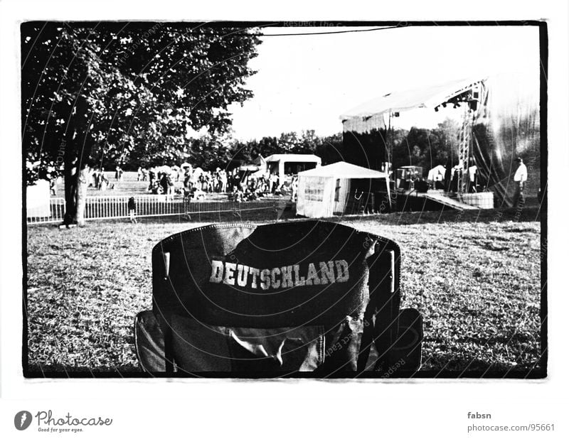 DU BIST... Sommer Camping Bühne Backstage Wiese Zelt Freude Schwarzweißfoto Deutschland Stuhl Musikfestival