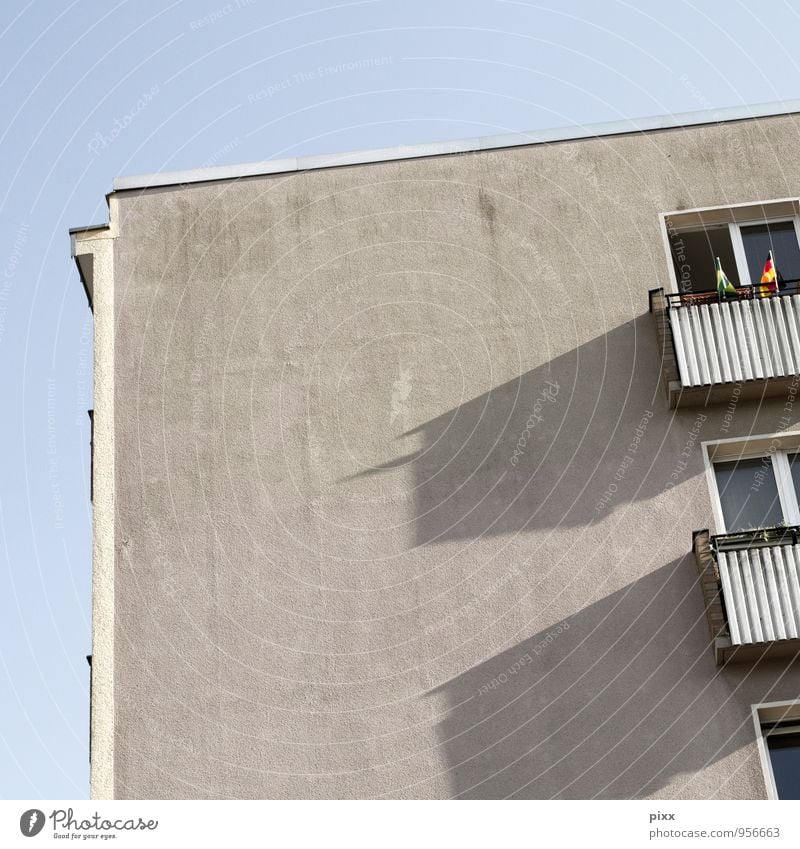 die da oben Häusliches Leben Wohnung Haus Berlin Menschenleer Hochhaus Architektur Mauer Wand Balkon Beton Metall alt authentisch hässlich blau grau Solidarität