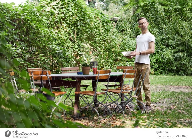 Ich tät schon mal was bestellen ... Lifestyle Restaurant Mensch Junger Mann Jugendliche Leben 18-30 Jahre Erwachsene Natur Sommer Garten Beginn Beratung