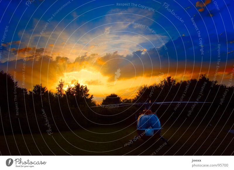 Retter im Ruhestand Luftverkehr Himmel Wolken Baum Verkehrsunfall Hubschrauber Rettungshubschrauber hell blau gelb schwarz Pause Abenddämmerung Landeplatz