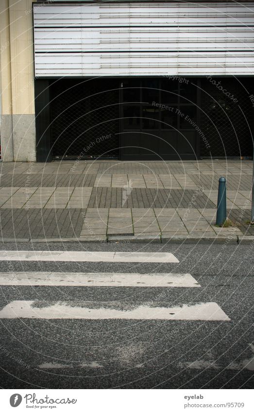 Beschränkte cineastische Programmauswahl Kino Zebrastreifen Bürgersteig geschlossen Beton Säule Leuchtreklame Eingang Ausgang Wand Haus Gebäude Hollywood leer