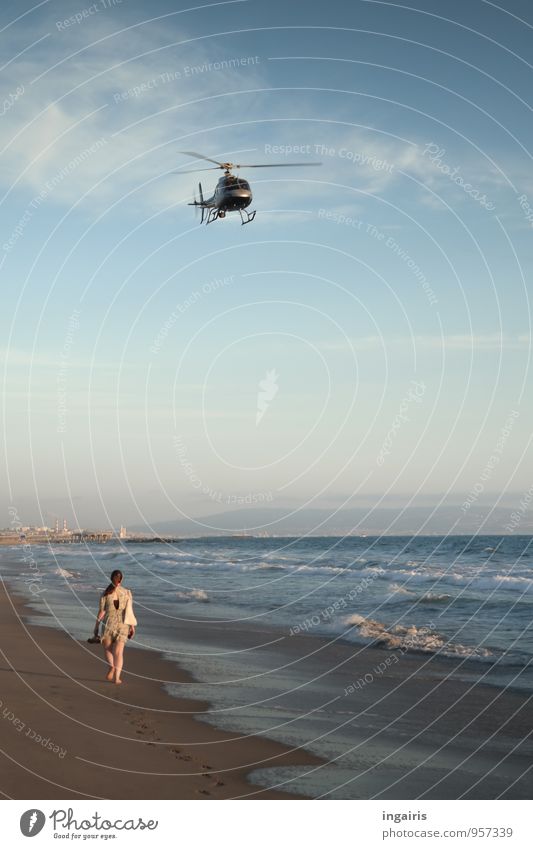 Überwachung Ferien & Urlaub & Reisen Freiheit Strand Meer Wellen Spaziergang Strandspaziergang Luftverkehr Mensch feminin Frau Erwachsene 1 Natur Himmel Wolken