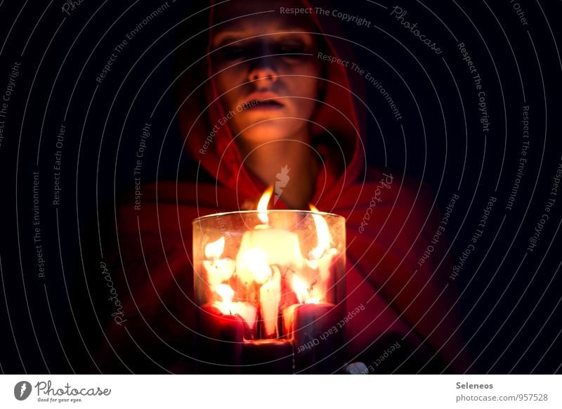 heiß und fettig Weihnachten & Advent Mensch feminin Frau Erwachsene Kopf Gesicht 1 Kapuze Kerze dunkel hell Wärme Kerzenschein Glas Vase Farbfoto Innenaufnahme