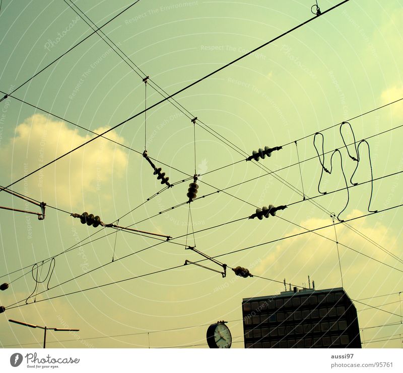 Fahrstromversorgungsverbindungspunkte Oberleitung durcheinander Uhr Bahnhofsuhr Gleise Bahnsteig verjüngen verbinden Blog Website Vernetzung Elektrisches Gerät