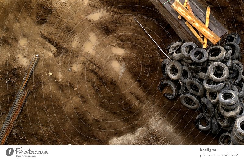 Spuren im Sand Baustelle Stab Holzbrett Gummi Reifenspuren Baumaschine Konstruktion Demontage Müllhalde Erneuerung Mindestlohn Bauarbeiter Grundstein Fundament