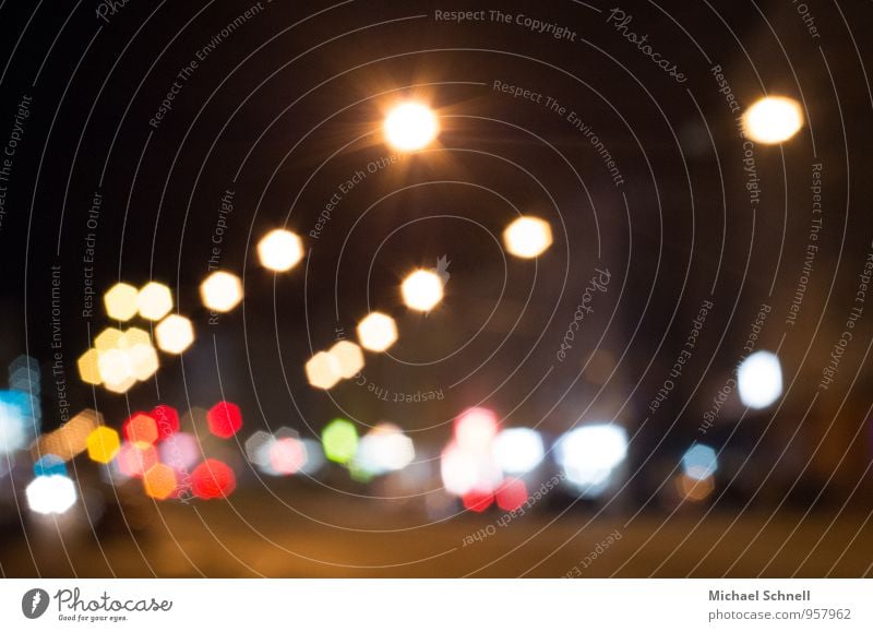 Straßenlichtpunkte Straßenverkehr Ampel Laterne Licht blau gelb orange rot weiß Lichtspiel Lichtpunkt Stadtlicht Farbfoto mehrfarbig Außenaufnahme Nacht