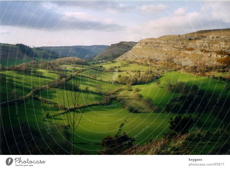 Fruehling in Wales Frühling grün Licht LLangollen Natur Landschaft Schatten Denken Idylle