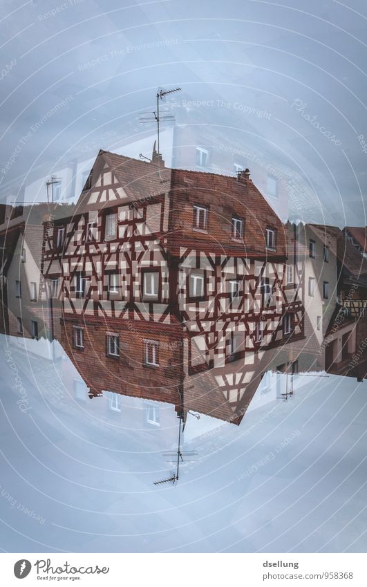 Kleine Welt Dorf Haus Einfamilienhaus Gebäude Fachwerkhaus Fachwerkfassade Mauer Wand Fenster Dach Antenne Häusliches Leben alt authentisch elegant Originalität