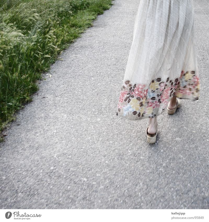 summer in a landscape Kleid Blume Schuhe Holzschuhe Muster Asphalt Teer heiß Sommer Schwüle leicht luftig schön Frau feminin gehen Gesäß Fußgänger Gras grün